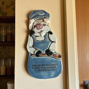 Vtg 1994 Smoky Mountain Pottery "KISS THE COOK…HE WORTH IT" Chef Pig Wall Plaque